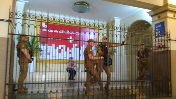 В кинотеатре Киев заявили о силовом захвате: городские власти говорят, что это инвентаризация