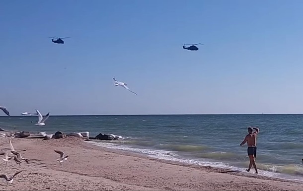 В Кирилловке над головами отдыхающих летали военные вертолеты