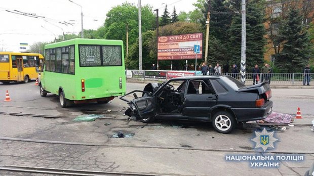 В Краматорске авто с военными влетело в маршрутку, есть жертва: фото