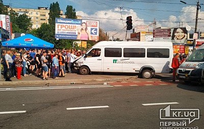 В Кривом Роге маршрутка вылетела на тротуар