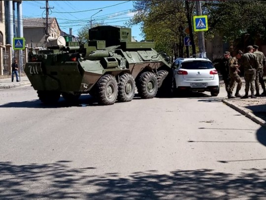 В Крыму БТР оккупантов протаранил легковушку: фото с места ДТП