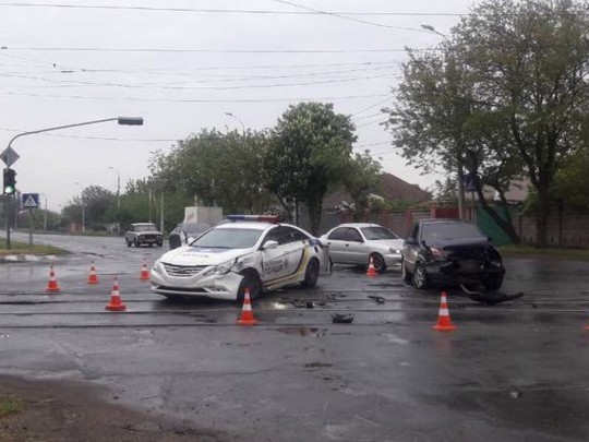 В Мариуполе в ДТП попал автомобиль полиции, сопровождавший скорую с раненными бойцами: фото с места ЧП