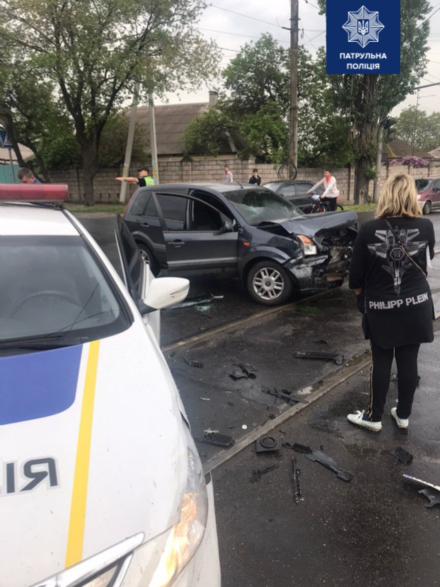 В Мариуполе в ДТП попал автомобиль полиции, сопровождавший скорую с раненными бойцами: фото с места ЧП