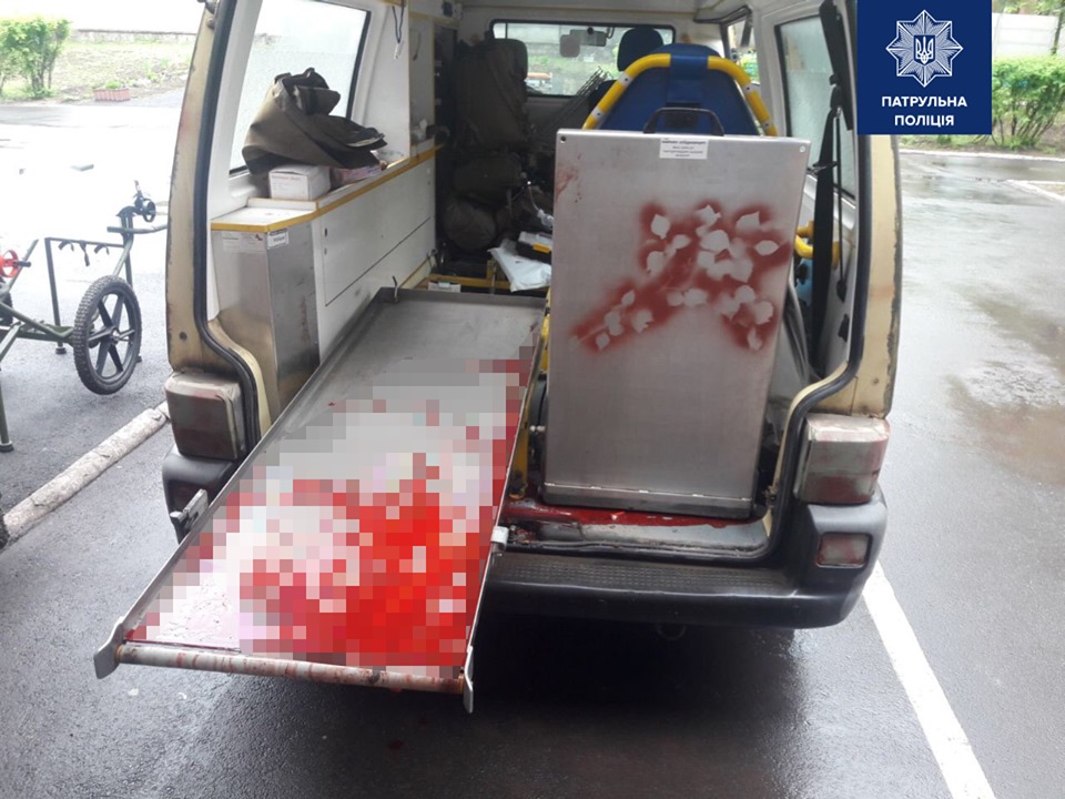 В Мариуполе в ДТП попал автомобиль полиции, сопровождавший скорую с раненными бойцами: фото с места ЧП