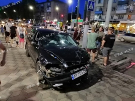 В Мелитополе автомобиль после столкновения вылетел на тротуар с людьми: опубликовано видео инцидента