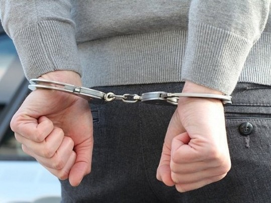 В Одессе мужчина спрыгнул с третьего этажа и пытался съесть украденные деньги (фото)