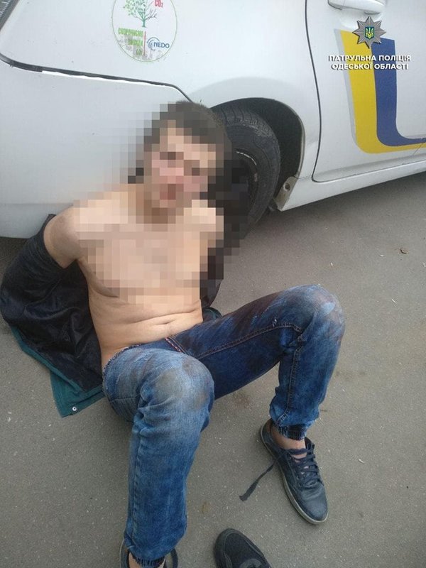 В Одессе мужчина спрыгнул с третьего этажа и пытался съесть украденные деньги (фото)