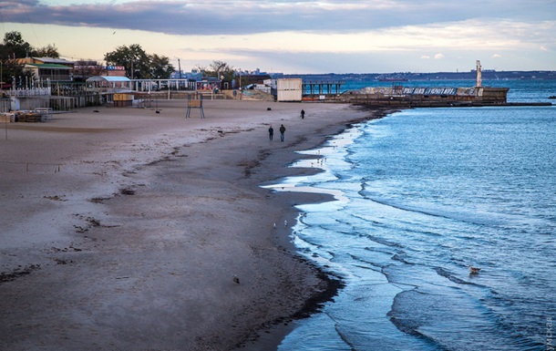 В Одессе на несколько метров отступило море