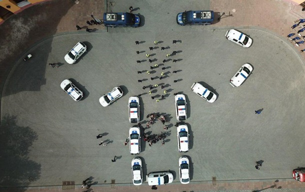 В Одессе полицейские создали вышиванку из авто