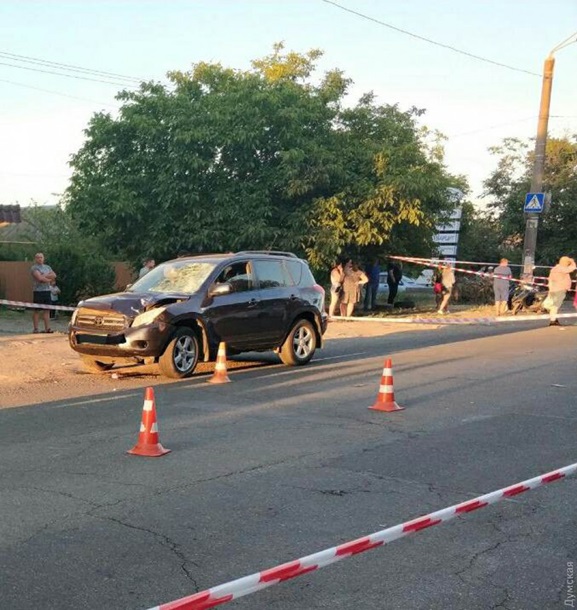 В Одессе внедорожник сбил девушку с ребенком