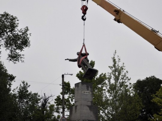 В Одесской области наконец демонтировали памятники Ленину и Марксу (фото)