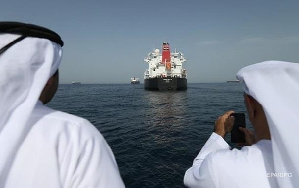 В Оманском заливе напали на нефтяные танкеры