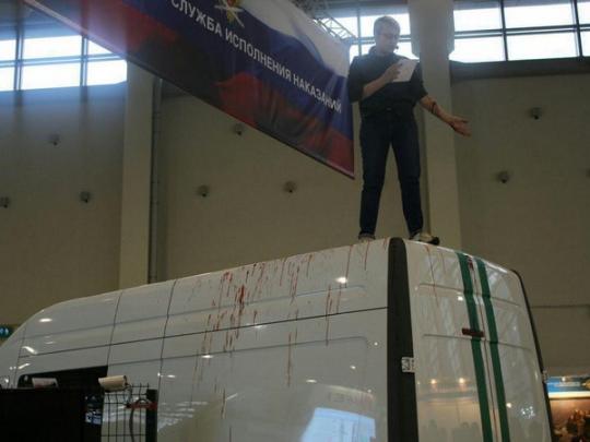 В России оппозиционерка устроила кровавую акцию против пыток в тюрьмах (видео)
