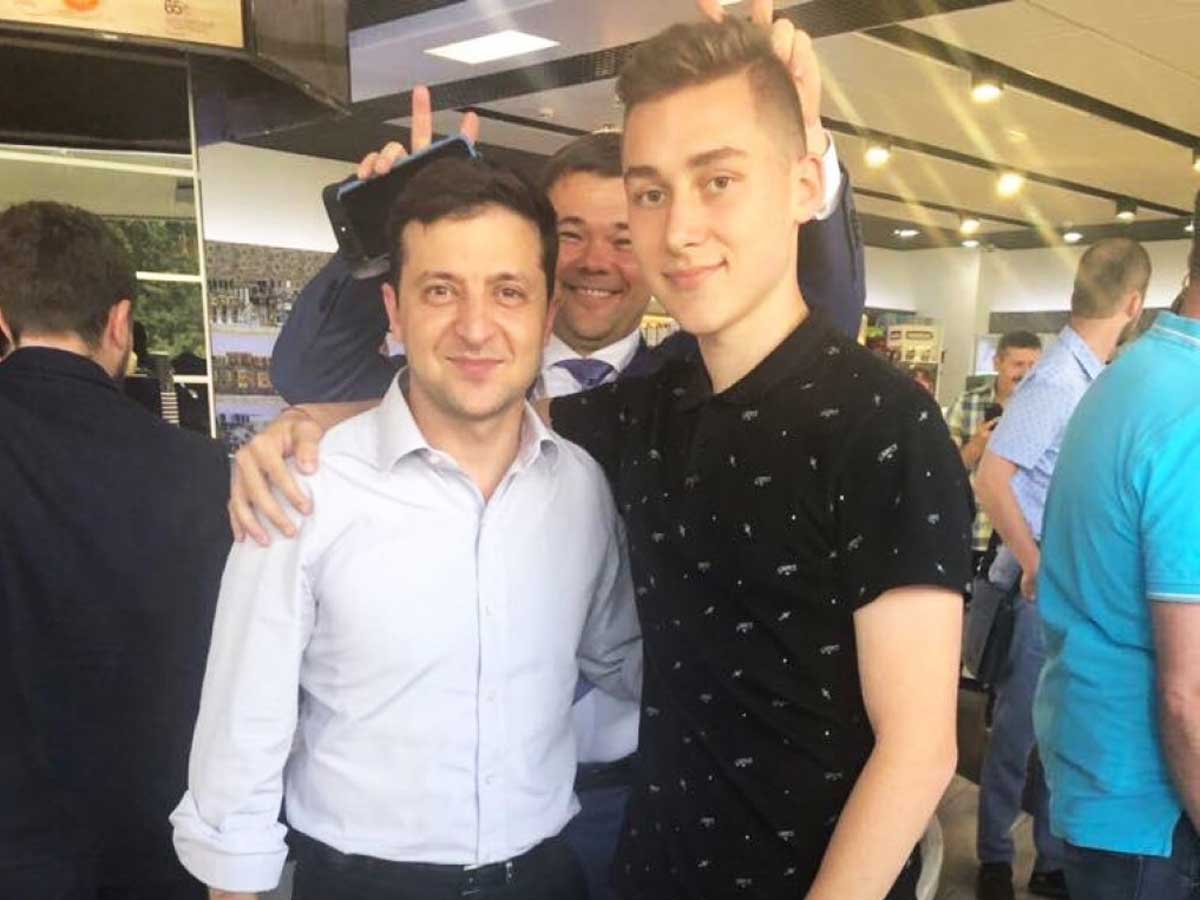 В сети появился снимок, как глава АП Богдан ставит «рожки» президенту Зеленскому