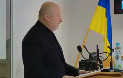 В суде по Януковичу допрашивают Турчинова
