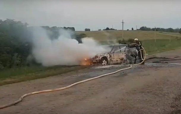В Сумской области загорелось на ходу авто с пассажирами