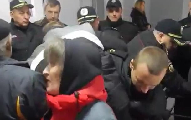 В Виннице пенсионеры штурмовали горсовет