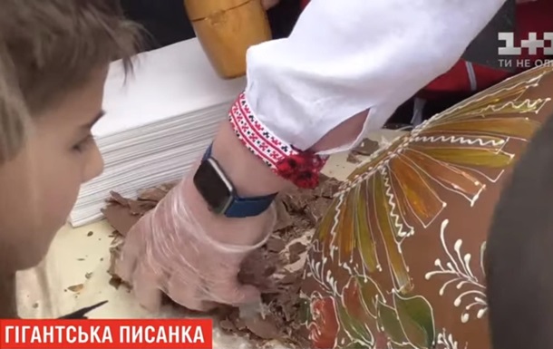 В Житомире съели шоколадную писанку весом 100 кг