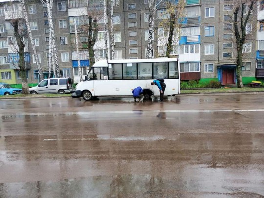 В Житомире у маршрутки на ходу отвалились сразу два колеса (фото)