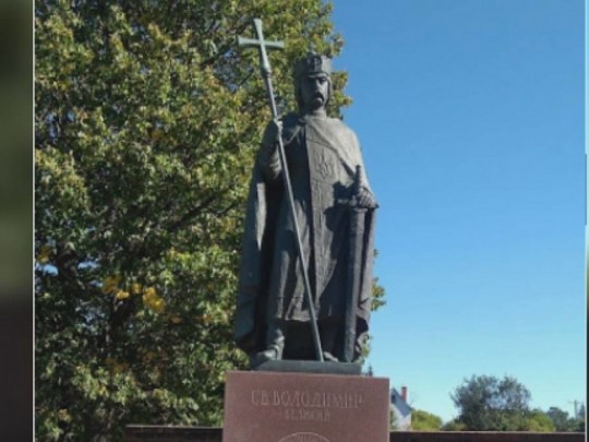 Вандалы обезглавили памятник князю Владимиру в Канаде (фото)