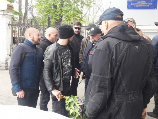 Вас же предупреждали: в центре Одессы задержали мужчину с георгиевской лентой (видео)