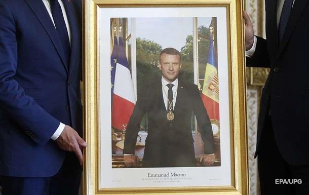 Во Франции из мэрий массово воруют портреты Макрона