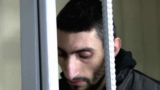 Возле изолятора заблокировали авто с освобожденным Топазом: фото и видео