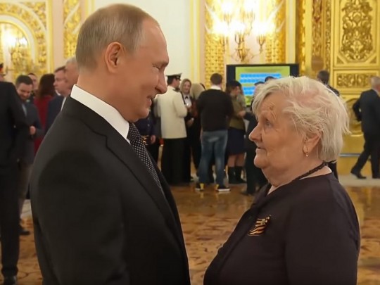 Врет со школьной скамьи: сеть озадачило видео встречи Путина с учительницей
