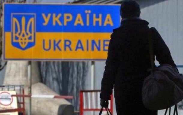 За рубежом работают до 12 млн украинцев - министр