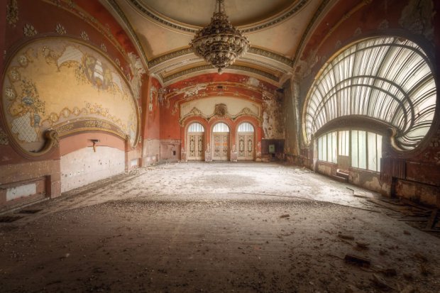 Застывшая во времени красота: потрясающие фото заброшенных зданий