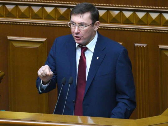 Зеленский не будет просить Раду уволить Луценко: названа причина
