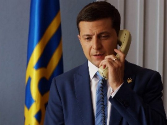 Зеленский плохо кончит, он специально тестирует украинцев на предмет сдачи Донбасса Путину, — Арестович