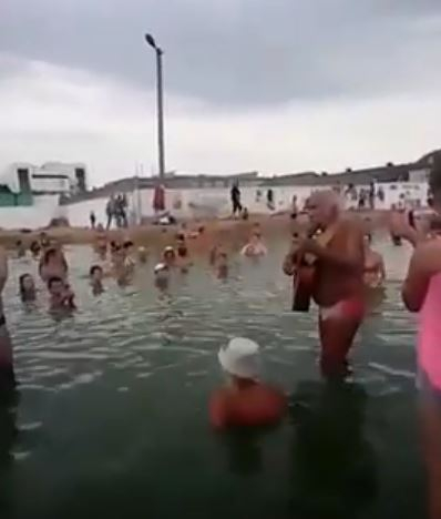 На Арабатке курортники пели хором, стоя в горячем источнике