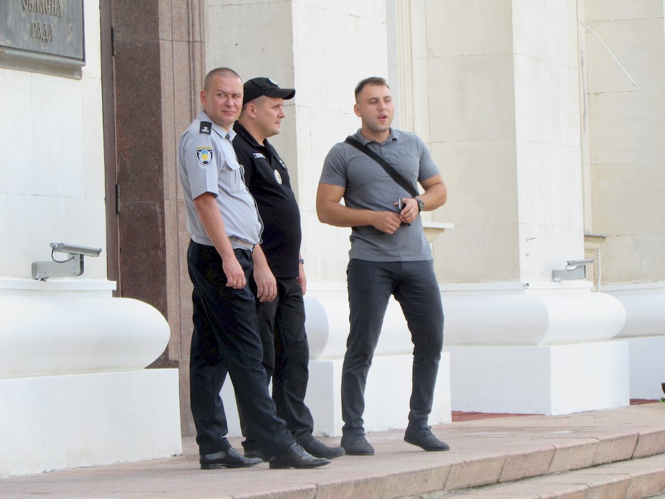 У здания Херсонской ОГА появилась полиция и Нацгвардия