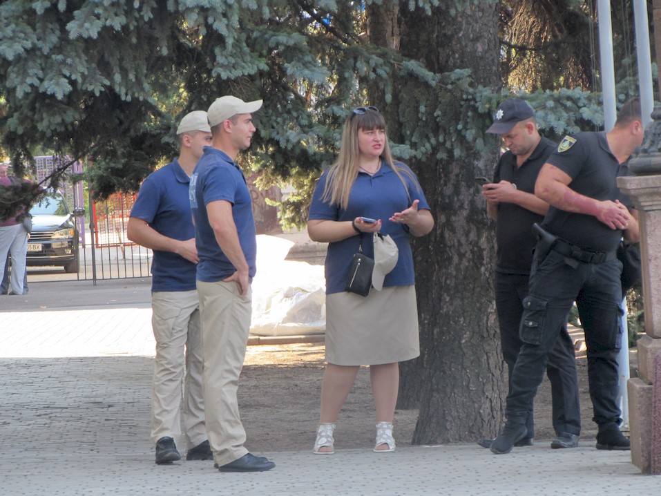 У здания Херсонской ОГА появилась полиция и Нацгвардия