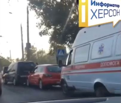 В Херсоне на Острове столкнулись машины: «скорая» и патрульные уже на месте