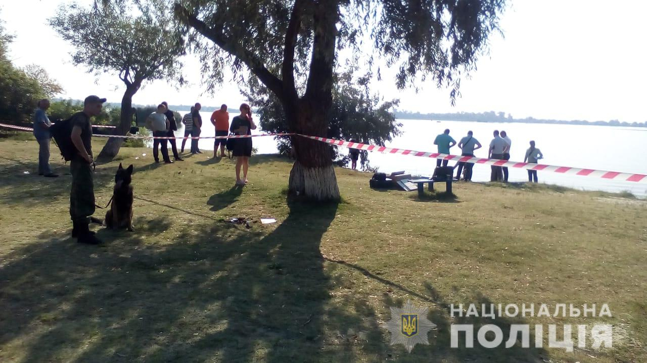 В Херсоне в Гидропарке нашли мертвую женщину: она лежала на берегу (добавлены фото 18+)
