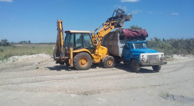 В Лазурном от Устричного озера вывезли несколько грузовиков мусора