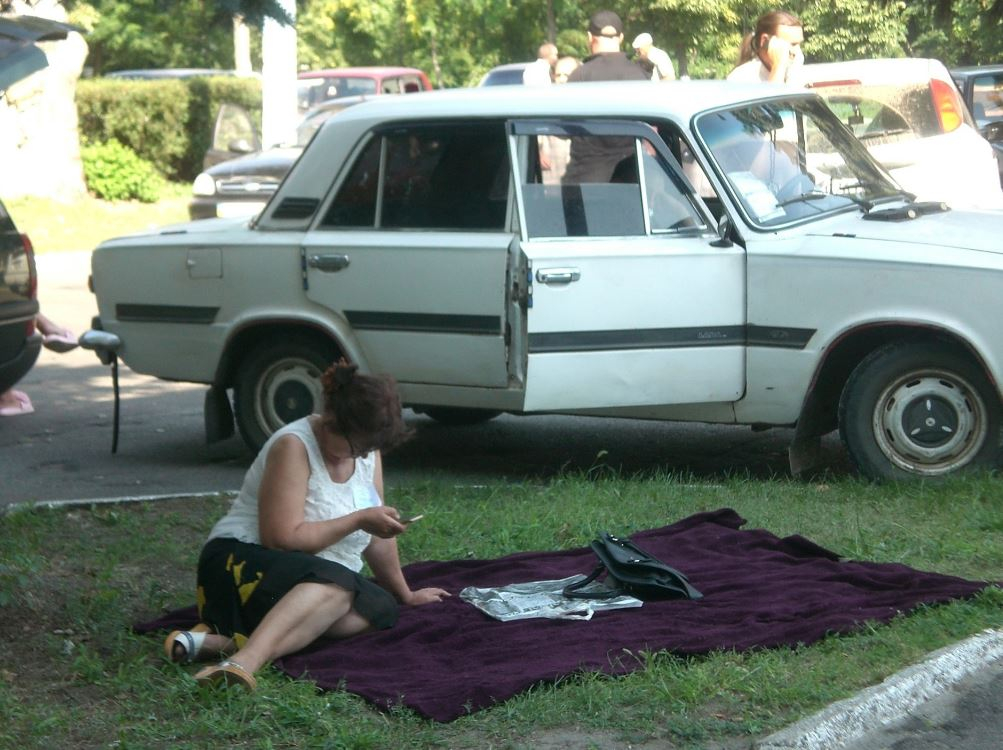 В Новой Каховке избиркомовцы ругались, спали на траве и вызывали скорую