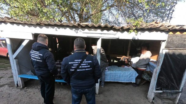 Били і відбирали їжу: на Одещині виявили бараки із працівниками-рабами – фото, відео Били і відбирали їжу: на Одещині виявили бараки із працівниками-рабами – фото, відео