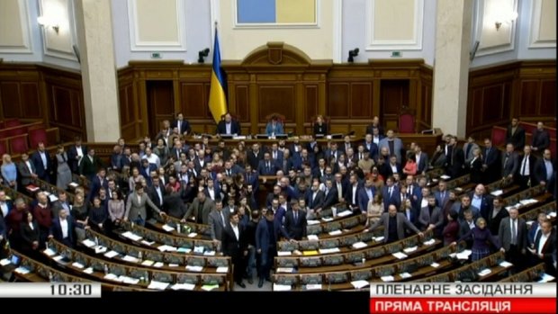 Слуга народа всей фракцией вышла к трибуне Рады из-за выступления Порошенко: фото, видео
