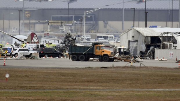 В США разбился бомбардировщик Boeing, погибли 7 человек: фото, видео