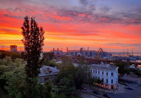 Впечатляет: в Одессе наблюдали яркий закат