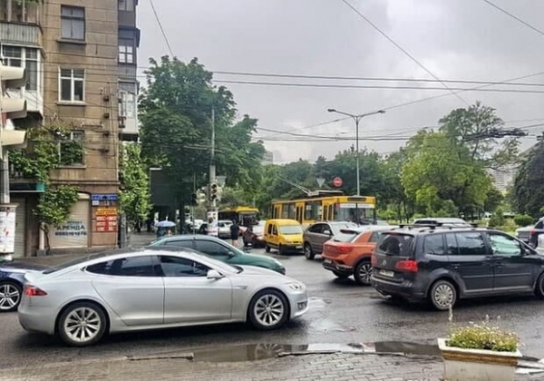 В одном из районов Одессы отключили свет: город застрял в пробках
