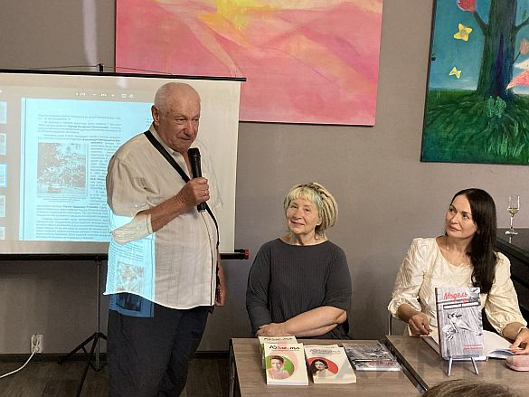 Всемирный клуб одесситов представил книгу о советских манекенщицах