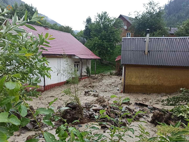 Паводок в Карпатах: врятовані діти, які опинилися у водній пастці