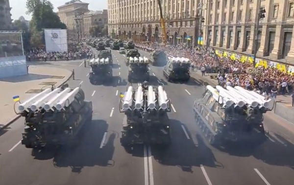Военный парад в Киеве в День Независимости: онлайнСюжет