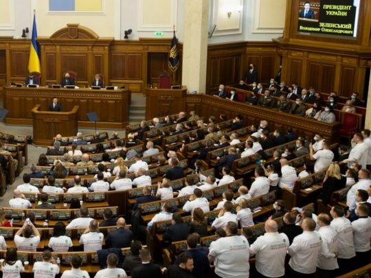 Ходять строєм в&nbsp;однакових футболках та&nbsp;мають говорити за&nbsp;шаблоном: політолог про команду президента
