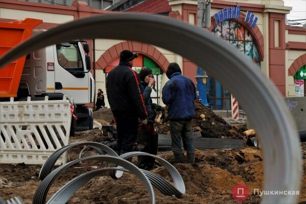 Как продвигается капремонт перекрестка у &laquo;Привоза&raquo;: старинный коллектор укрепляют пластмассой. Фото