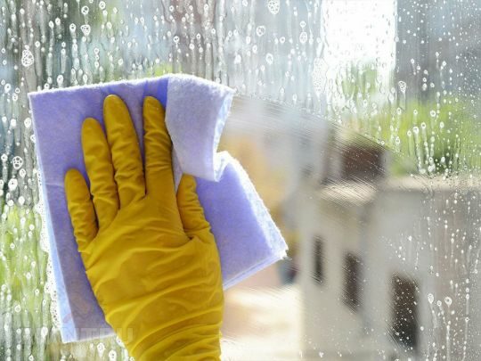 Ідеально чисто і&nbsp;без розводів: важко повірити, але за&nbsp;допомогою звичайного засобу можна швидко відмити вікна від будь-якого бруду (відео)